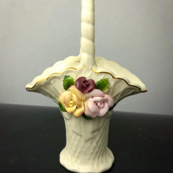 Small Vintage White Basket Porcelain W/Roses - Picture 6 of 7